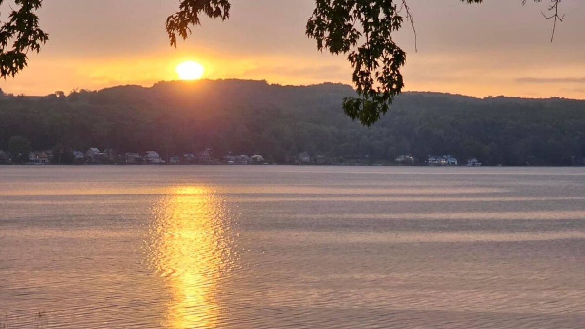 Richfield Springs House | Cozy RV with 2 bedrooms and WiFi, AC in Pleasant Richfield Springs on the lake.