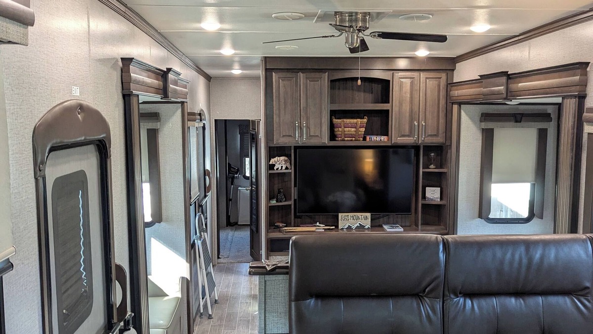 Latah Valley House | Cozy RV with WiFi and AC in Wonderful Spokane, The Bear Den