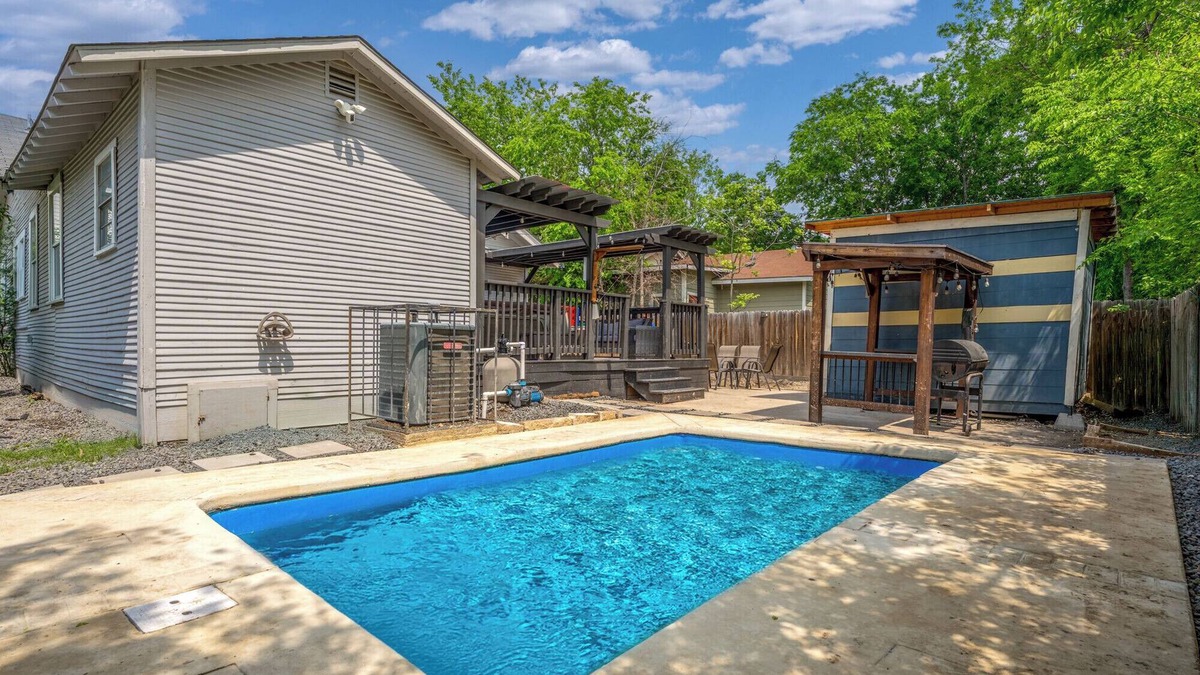 Denver Heights House | Cozy SA Home W/Pool & Hot Tub! Minutes to Downtown, Alamo Dome, &Frost Center