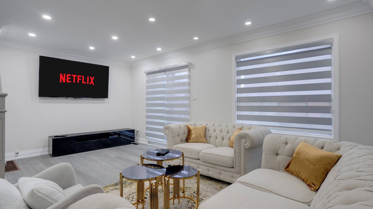 Vaughan House | Cozy & Safe Vaughan rental with Fast Internet & Workspace near Wonderland