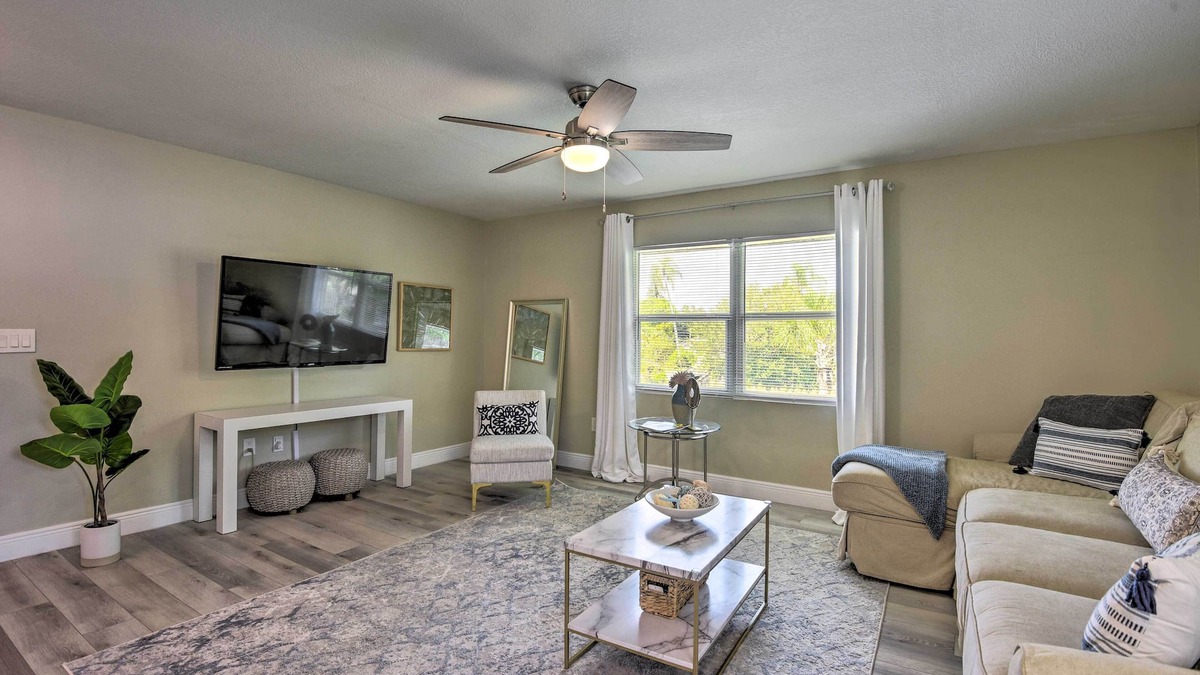 Indian Beach Sapphire Shores Apartment | Cozy Sarasota Retreat - 3 Blocks to the Coast!
