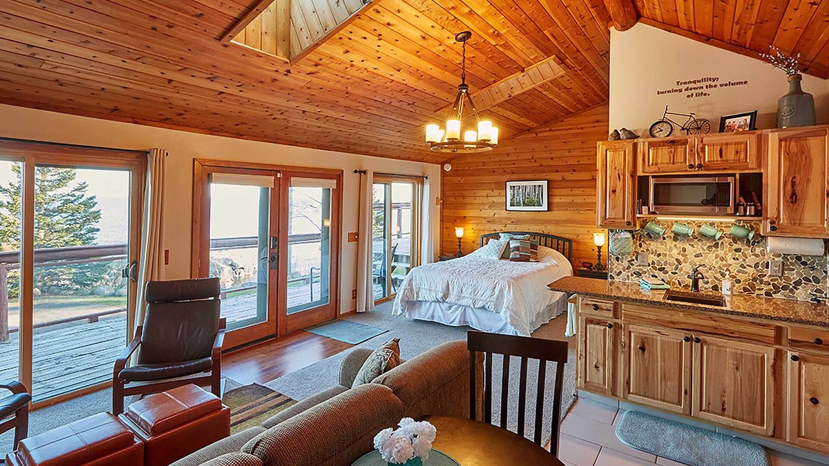 Schroeder Apartment | Cozy Schroeder Studio w/Deck on Lake Superior