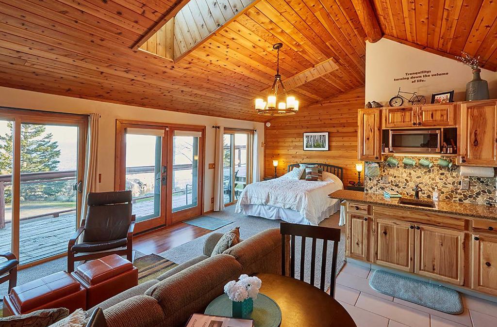 Schroeder Apartment | Cozy Schroeder Studio with Deck on Lake Superior
