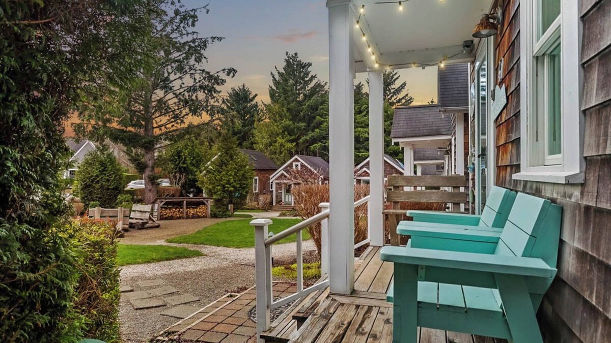 Seabrook Cabin | Cozy Seabrook Cabin- Private Yard & HotTub, Dogs OK, 15min. walk to town & beach