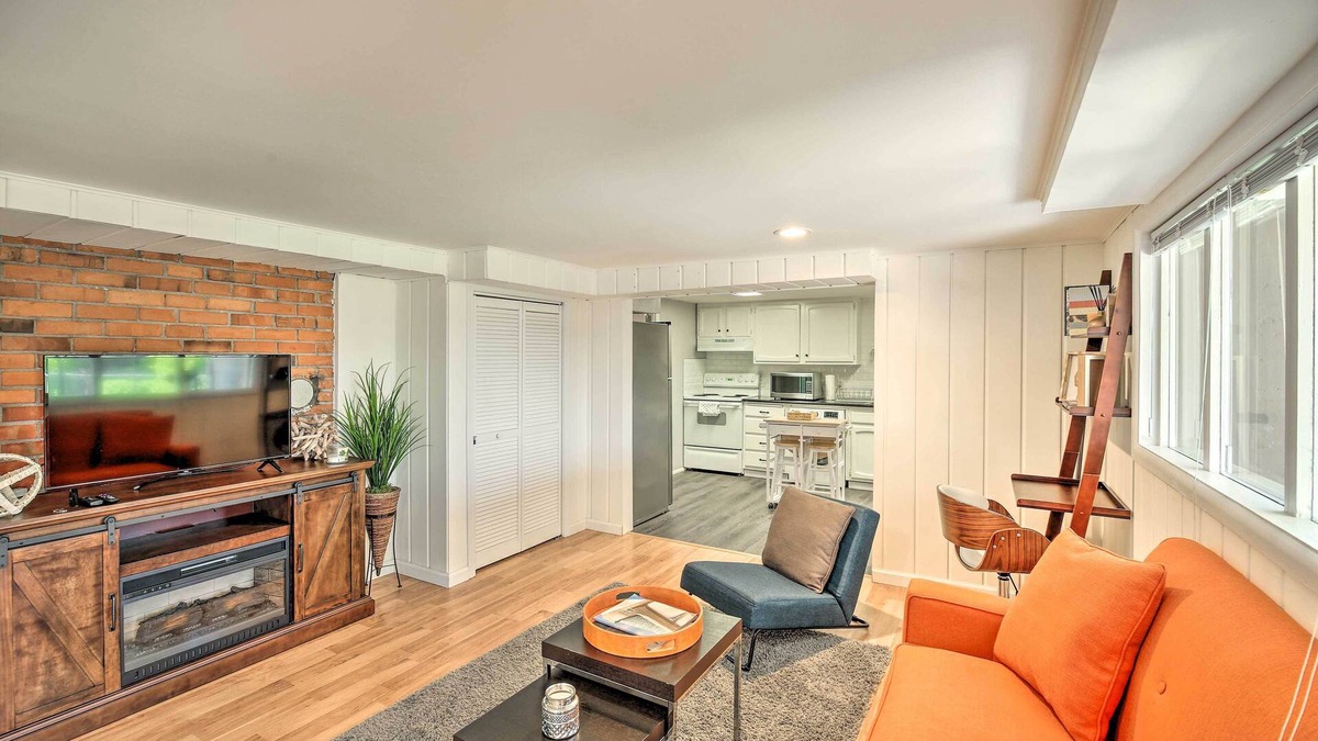Bryn Mawr-Skyway Apartment | Cozy Seattle Apt w/Patio: Walk to Lake Washington