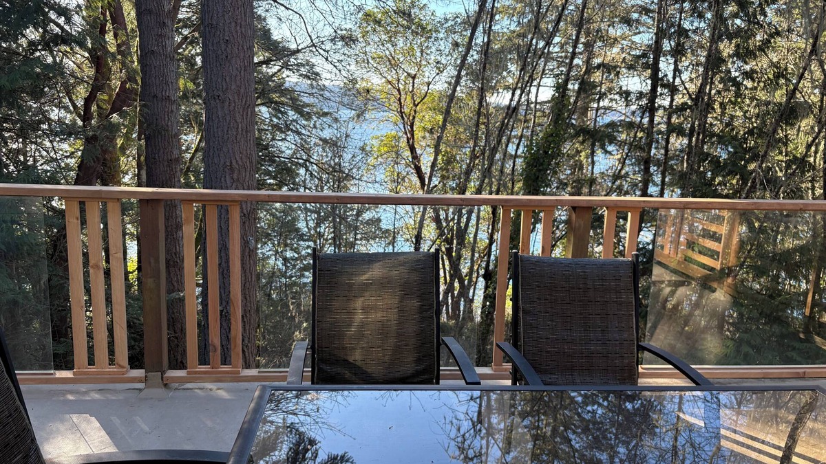 Sooke House | Cozy, secluded 3 bedroom with working space loft. Where the sea and forest meet
