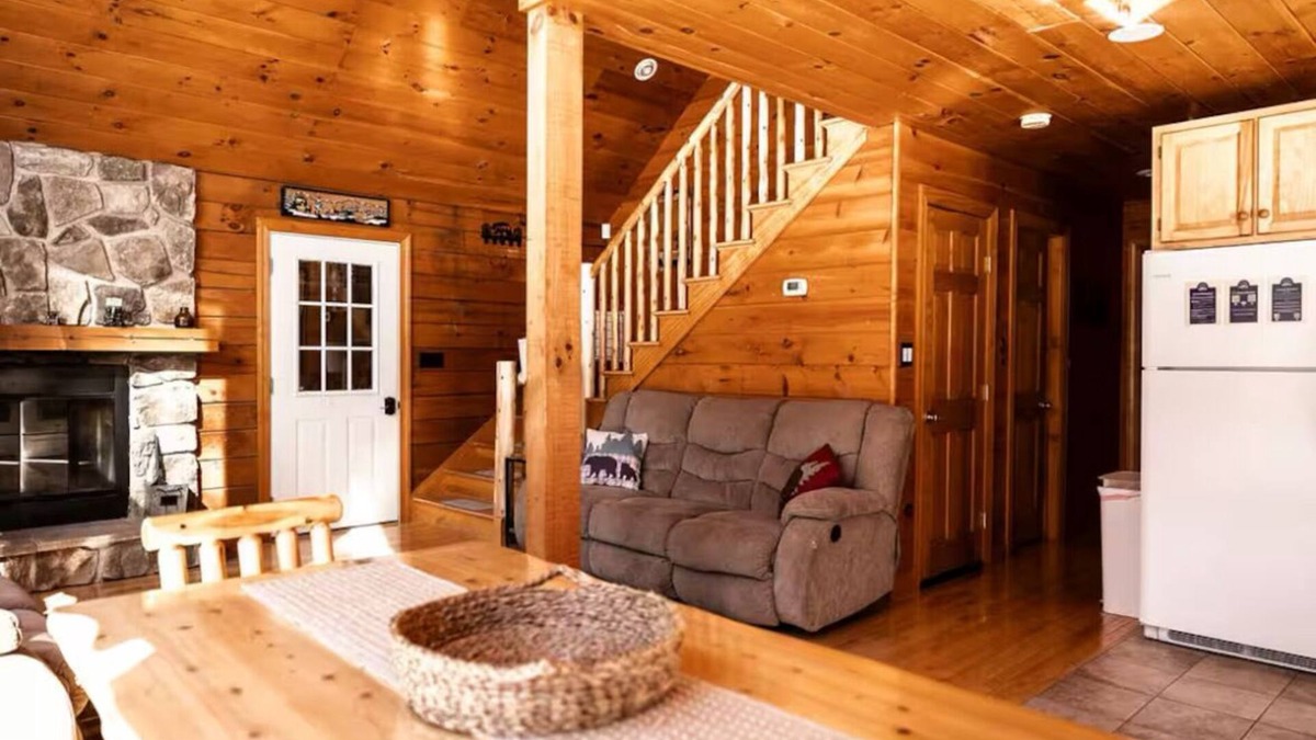 Bodines Cabin | Cozy Secluded 3 BR Log Cabin with Hot Tub and Wood Burning Fireplace!