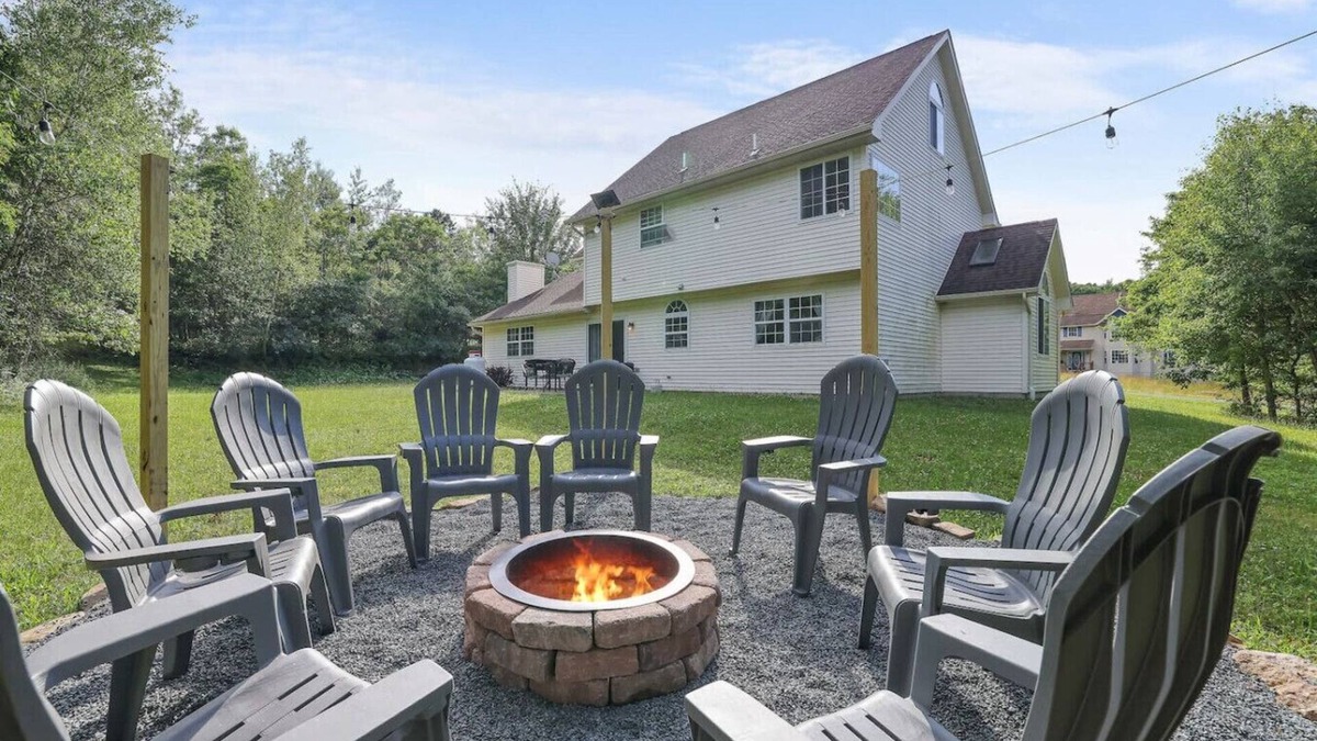 Tunkhannock Township House | Cozy Secluded 3BR Home Pocono Raceway - Game Room