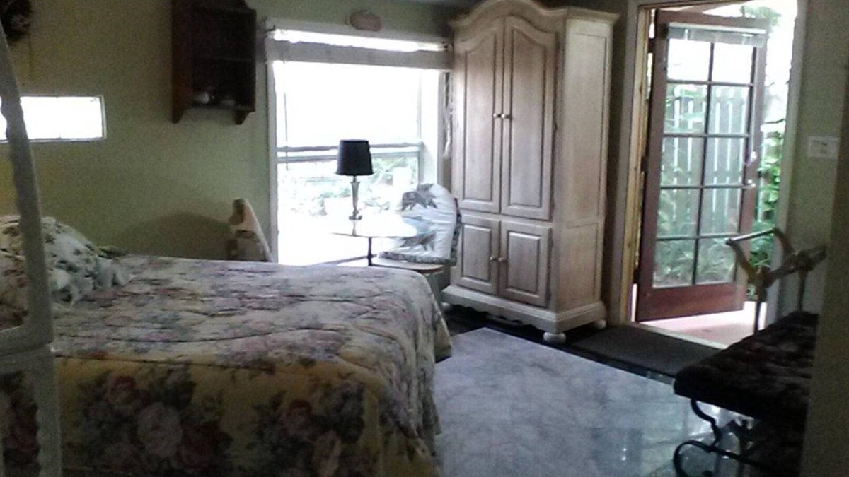 Sebastian Cottage | Cozy secluded cottage in center of town