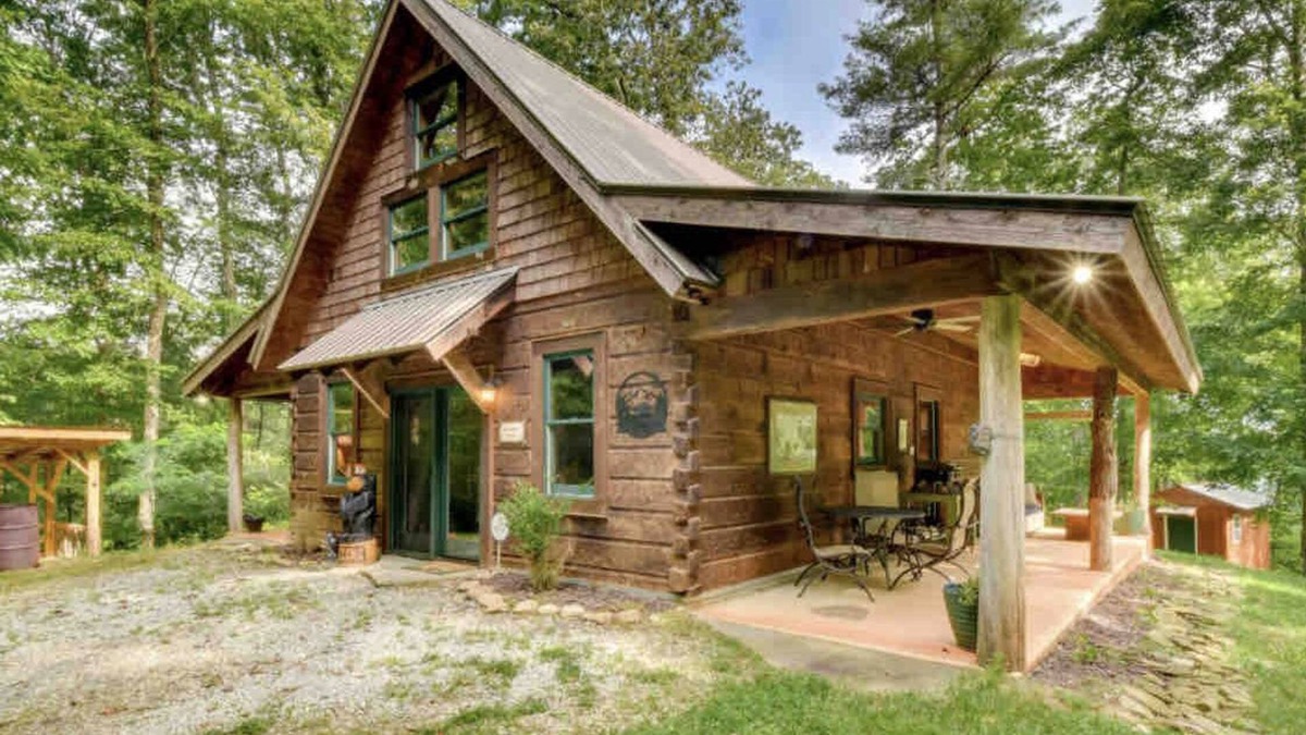 Rabun Gap Cabin | Cozy secluded creekside cabin, wood burning fireplace, seasonal Mountain Views.