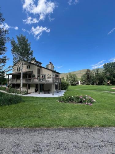 Eagle-Vail House | Cozy Secluded EagleVail 2 bed 2 bathroom On Golf Course