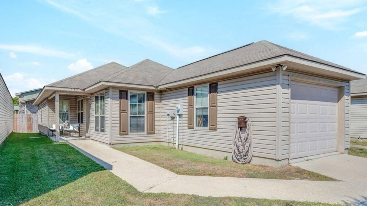 Broadmoor House | Cozy secluded retreat close to shopping!