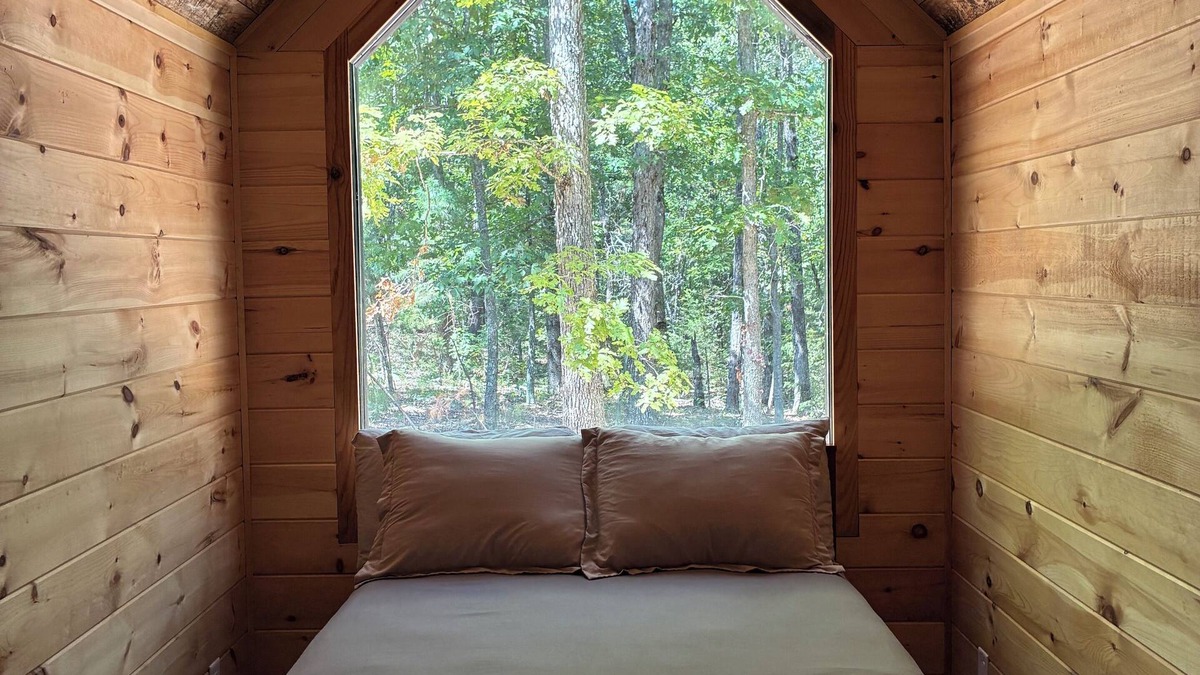 Jasper Cabin | Cozy Secluded Tiny Home with Wood-Burning Hot Tub and Private Deck