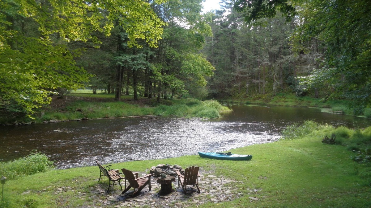 Bushkill House | Cozy secluded waterfront retreat