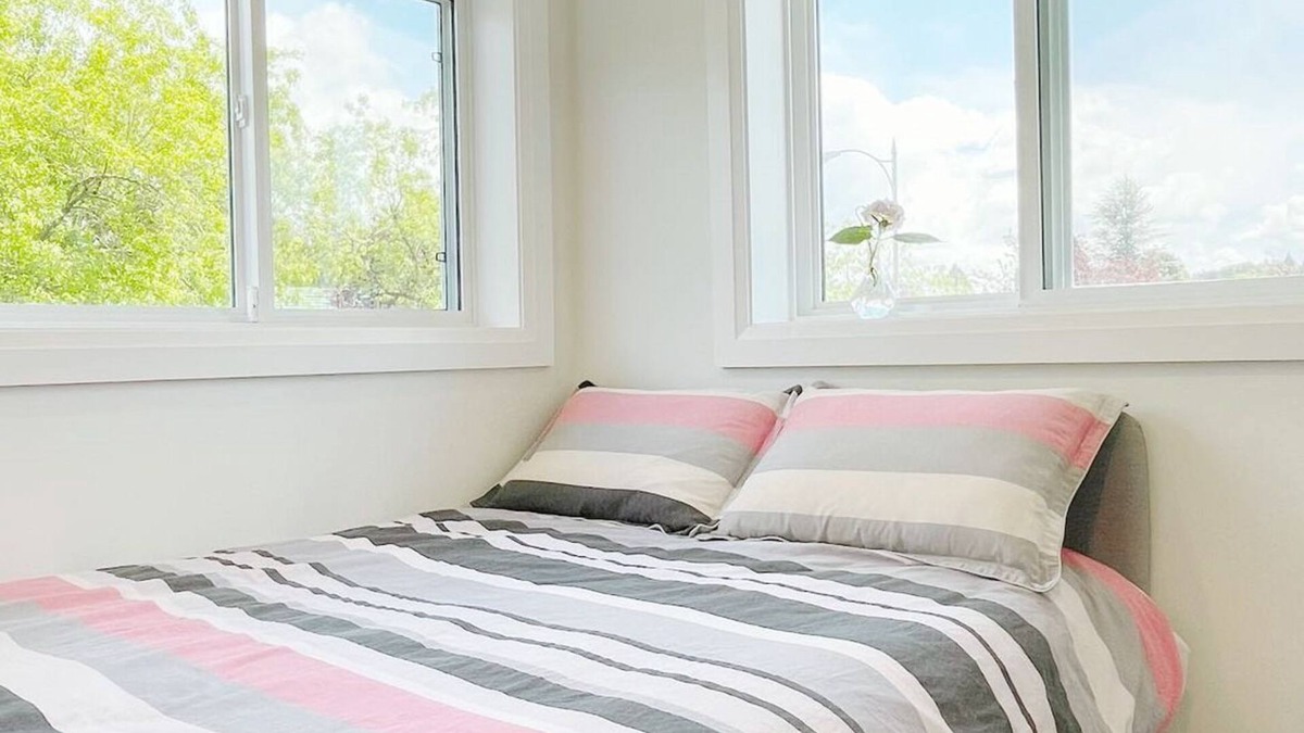 Arbutus Ridge House | Cozy second-floor room for staying (E)