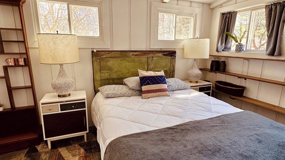 Harbert Cottage | Cozy Serene Cabin by Lake MI&Dunes Private Hot Tub