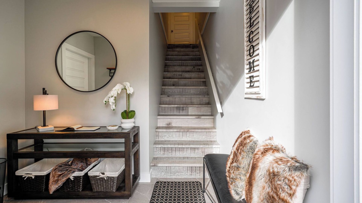 Salmon Arm House | Cozy Shuswap Lake getaway, family sized suite, 5 minutes to downtown Salmon Arm!