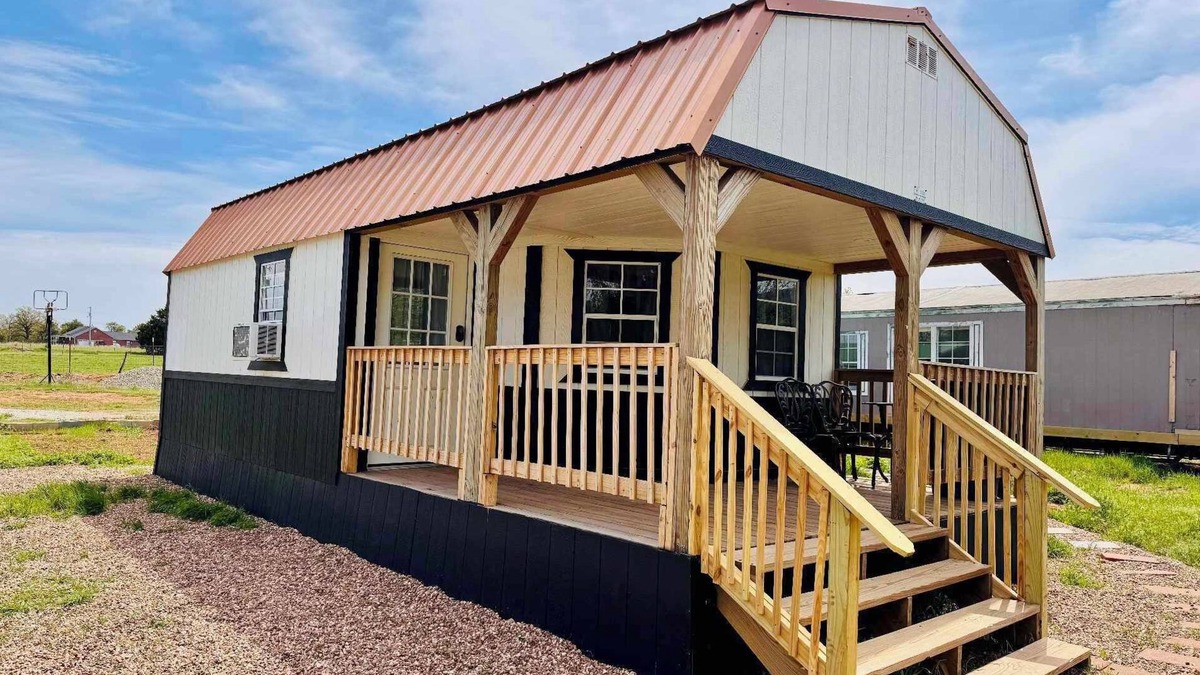 Stillwater Cottage | Cozy single room cottage with private bathroom and kitchenette. Perfect Getaway