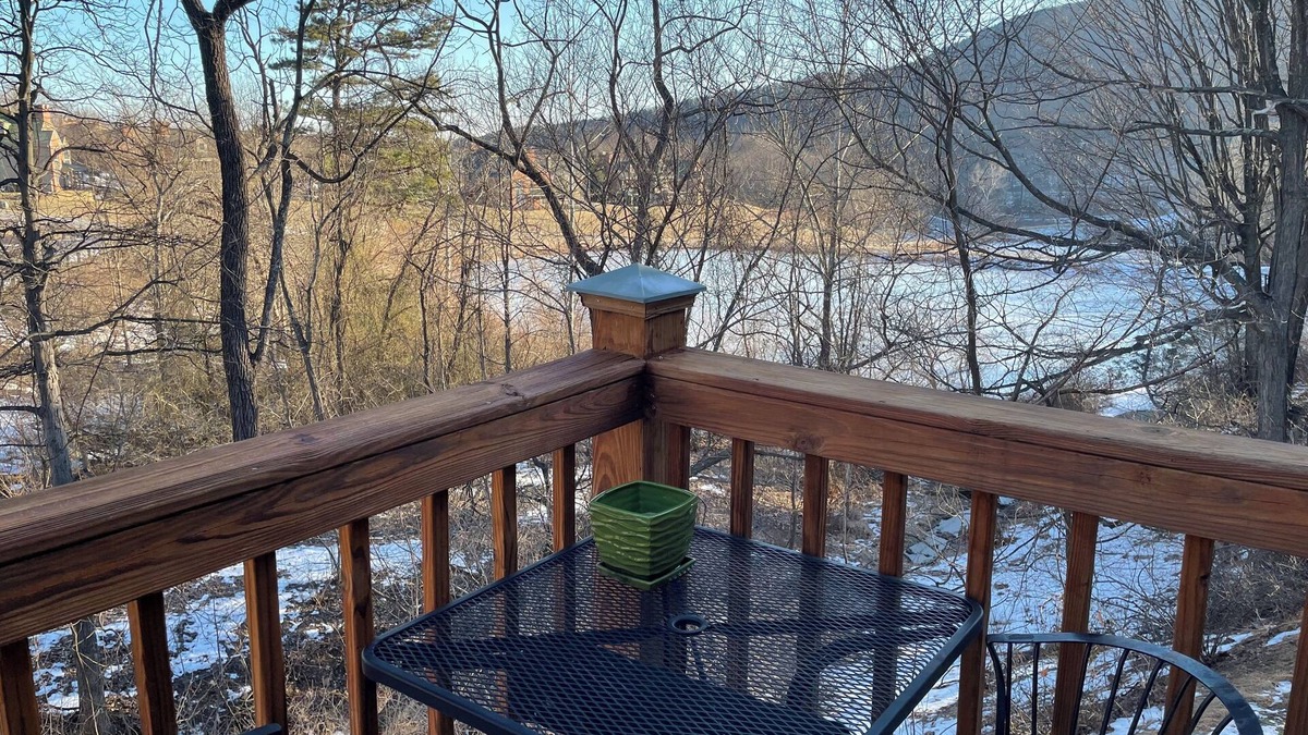 Mercersburg Ski Chalet | Cozy Ski Chalet at Whitetail Resort .right next to the slopes!