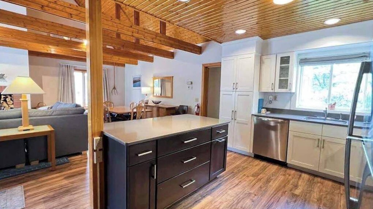 Waitsfield Cabin | Cozy Ski Condo in heart of Mad River Valley, Vermont - One Week ONLY!