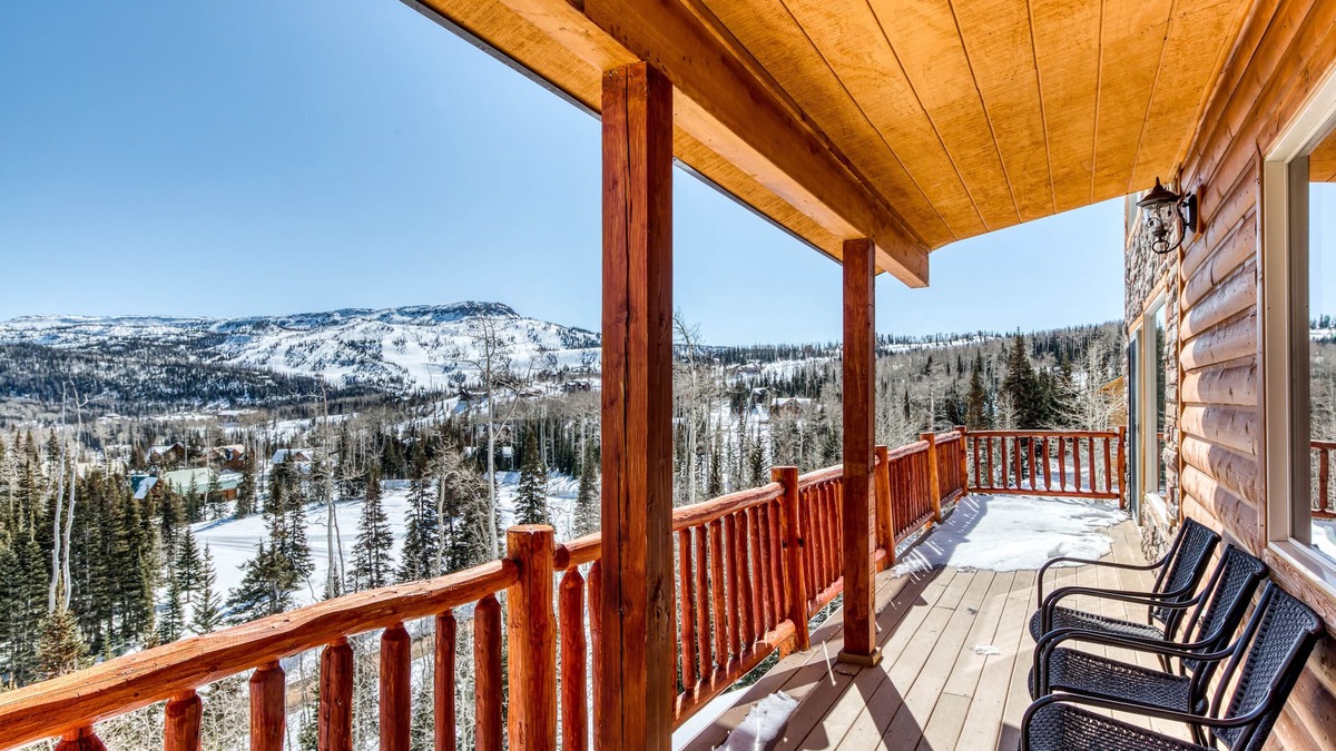 Brian Head Cabin | Cozy Ski Home with Deck & Game Room - 1 Mile to Brian Head - Great for Groups