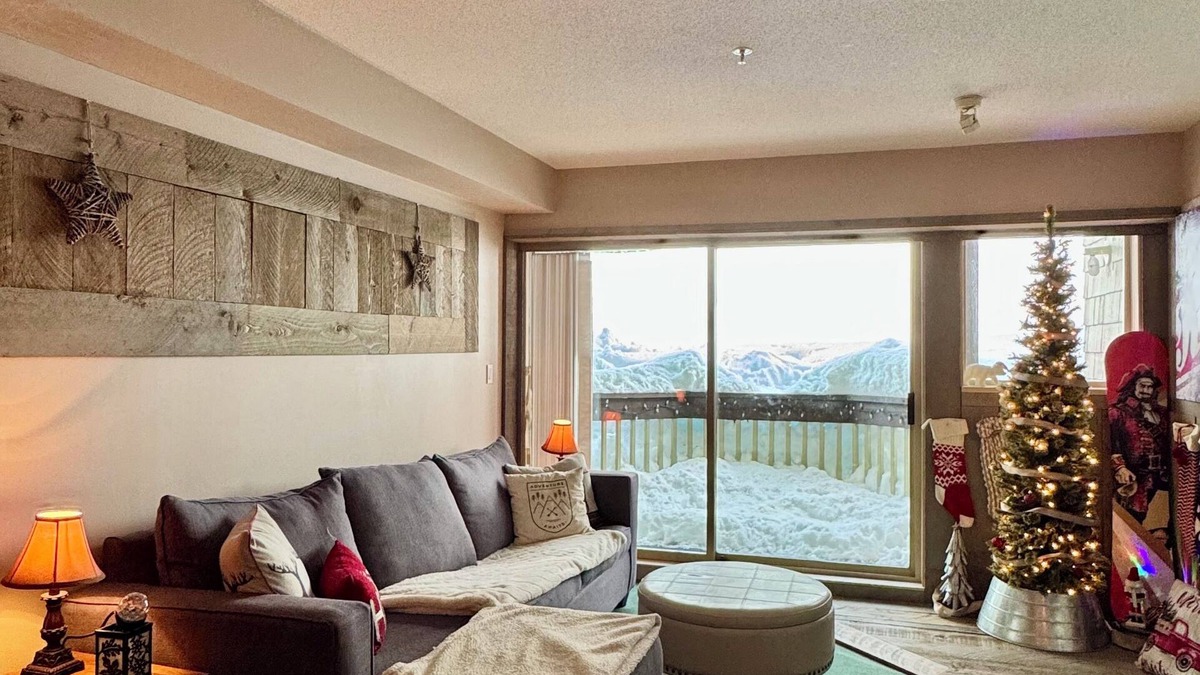 Courtenay House | Cozy Ski-In/Ski-Out on Mt. Washington w/Hot Tub & Underground Parking