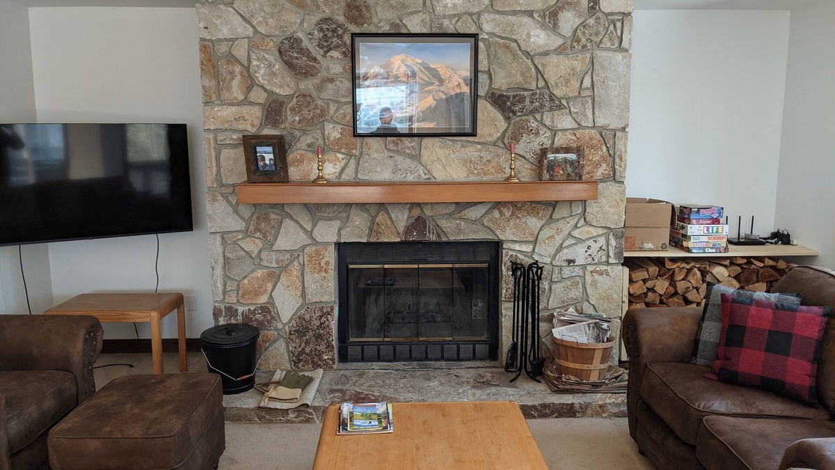 West Dover Condo | Cozy ski-in/ski-out condo on Mount Snow w/fireplace