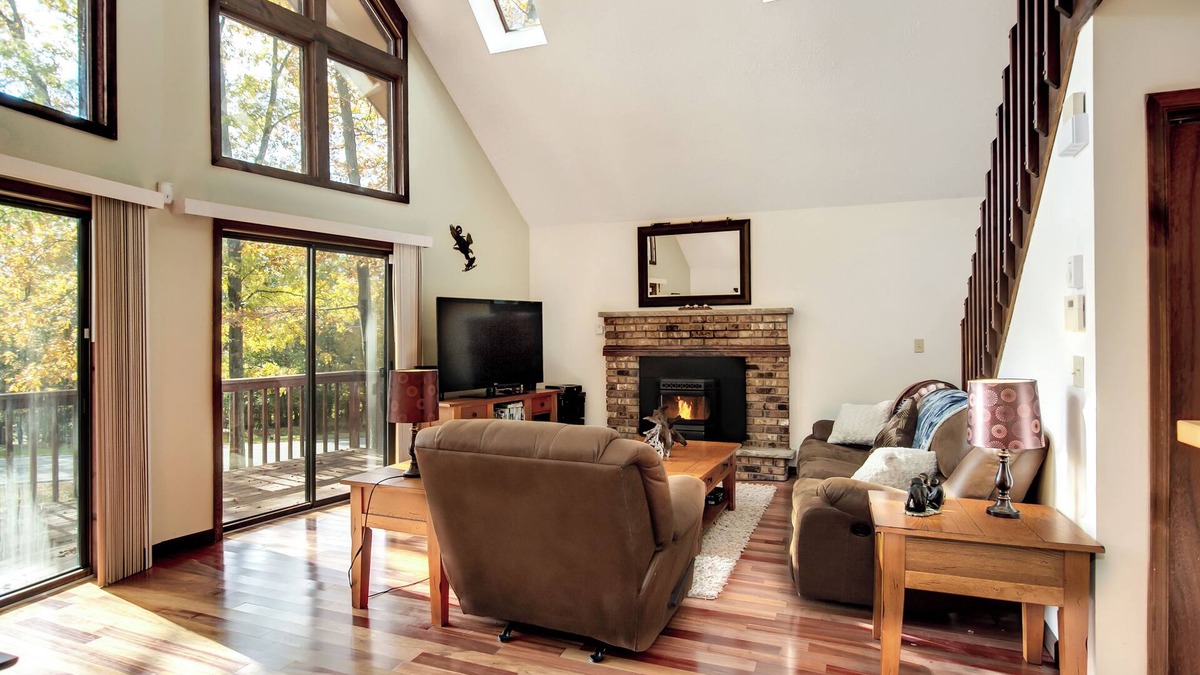 Bushkill Ski Chalet | Cozy ski retreat on Shawnee mountain nPet friendly