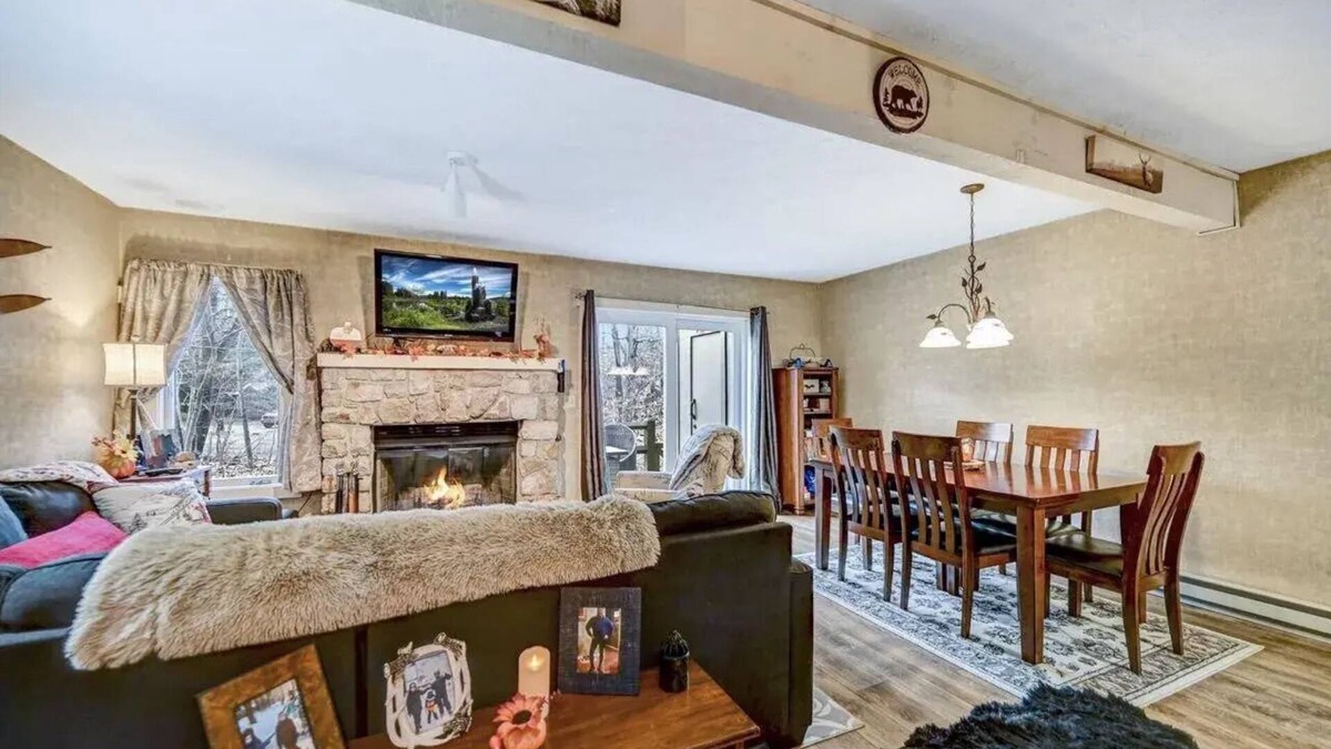 White Haven House | Cozy ski retreat on Jack Frost Mountain, just 10-minute walk to ski office!