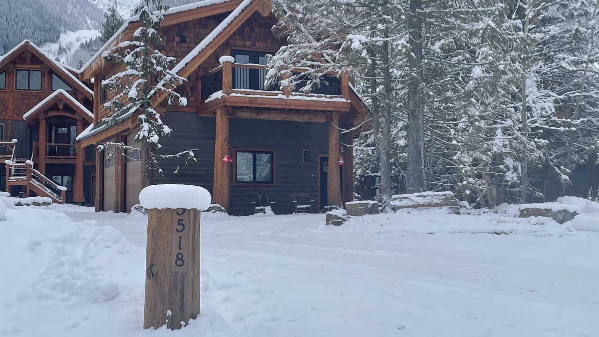 East Kootenay Ski Chalet | Cozy Ski Retreat with Moutain View/Ski In Property/Hot tub/5 mins to the Lifts