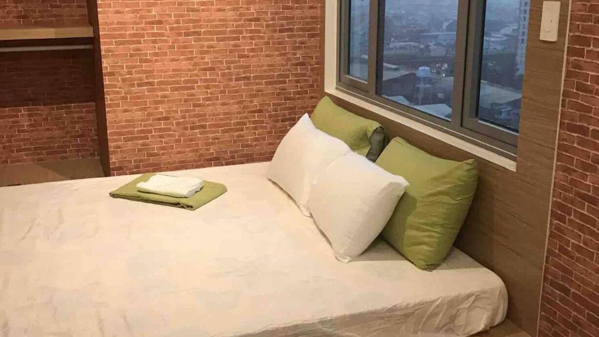 Bagong Pag-asa Condo | Cozy sky view big windows located heart of qc grass residences staycation