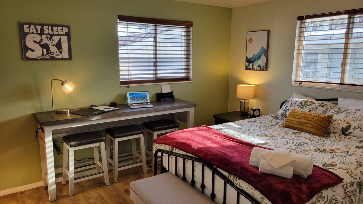 Taylorsville House | Cozy SLC 2BR/1BA, Full Kitchen, Dog Friendly, Large Yard 🐶, Easy Canyon Access!