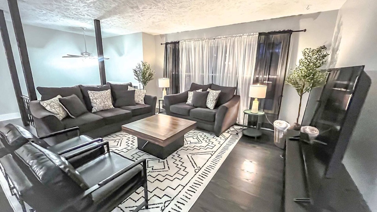 McArdle House | Cozy & Sleek 3 bd 3 b Sleeps 8