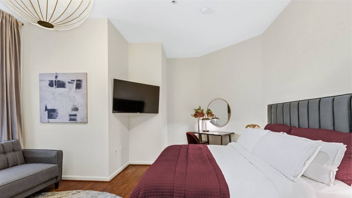 Downtown Baltimore Hotel | Cozy & Sleek King Studio in Historic Mt. Vernon
