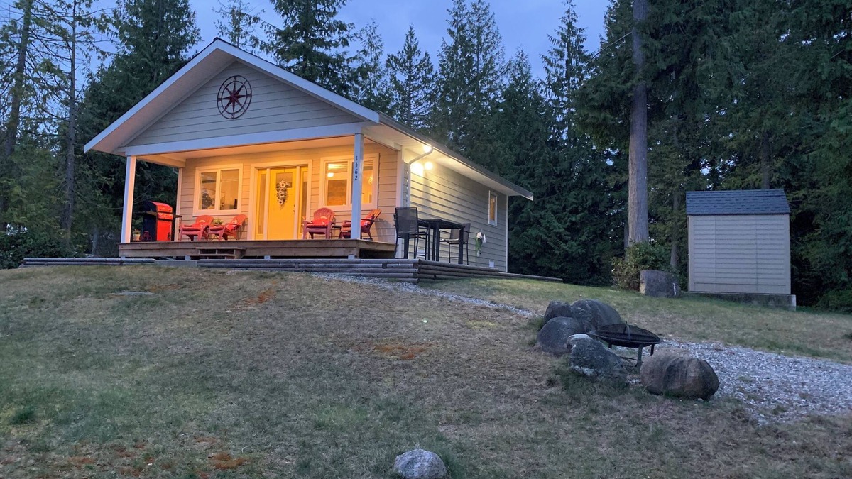 Gibsons House | Cozy Soames Hill Cabin, close to everything enjoyable for your relaxation.
