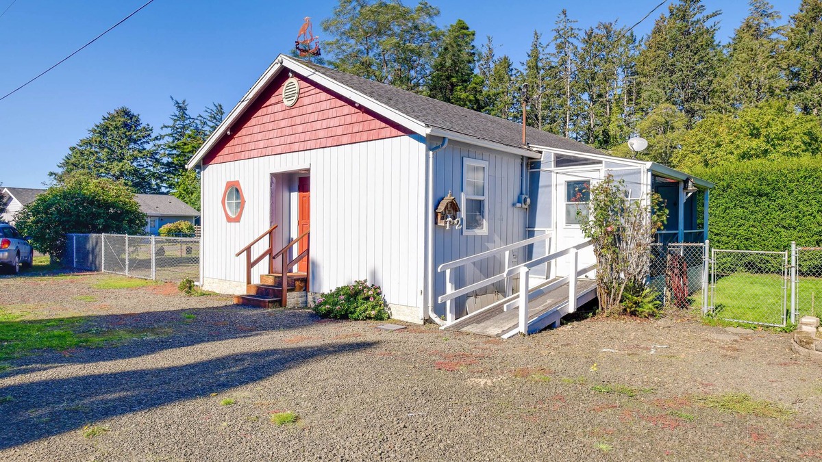Bay Center House | Cozy South Bend Retreat, Steps to Beach!