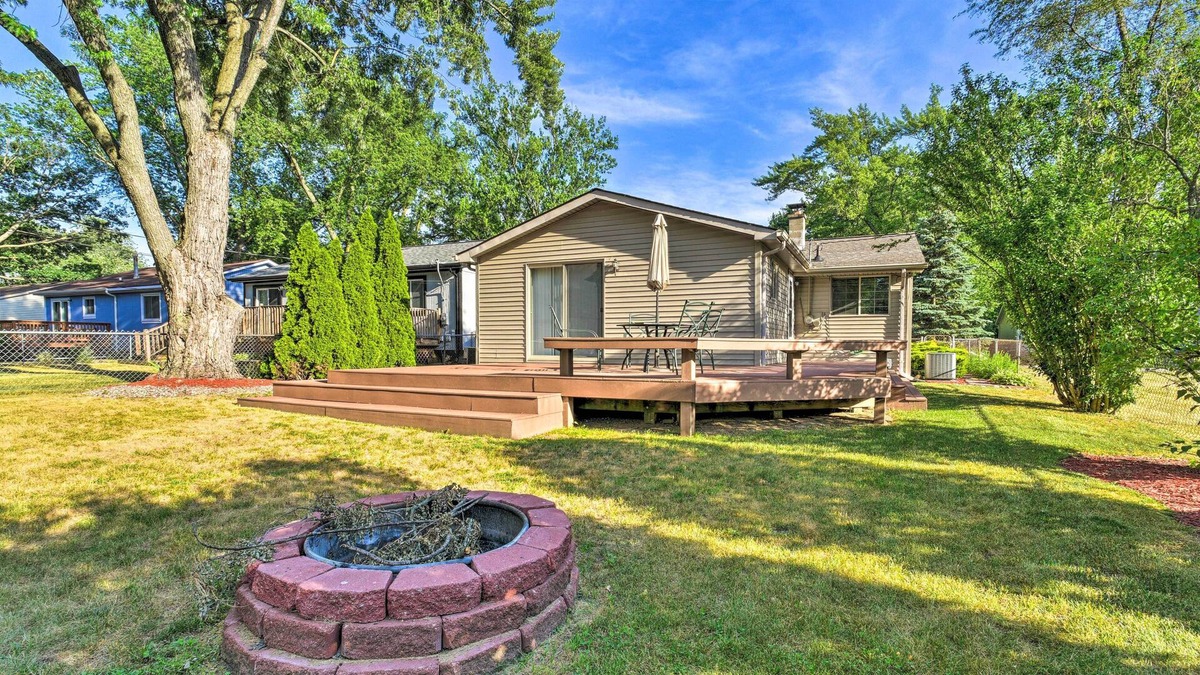 Commerce Township House | Cozy Southeast Michigan Home w/ Private Yard