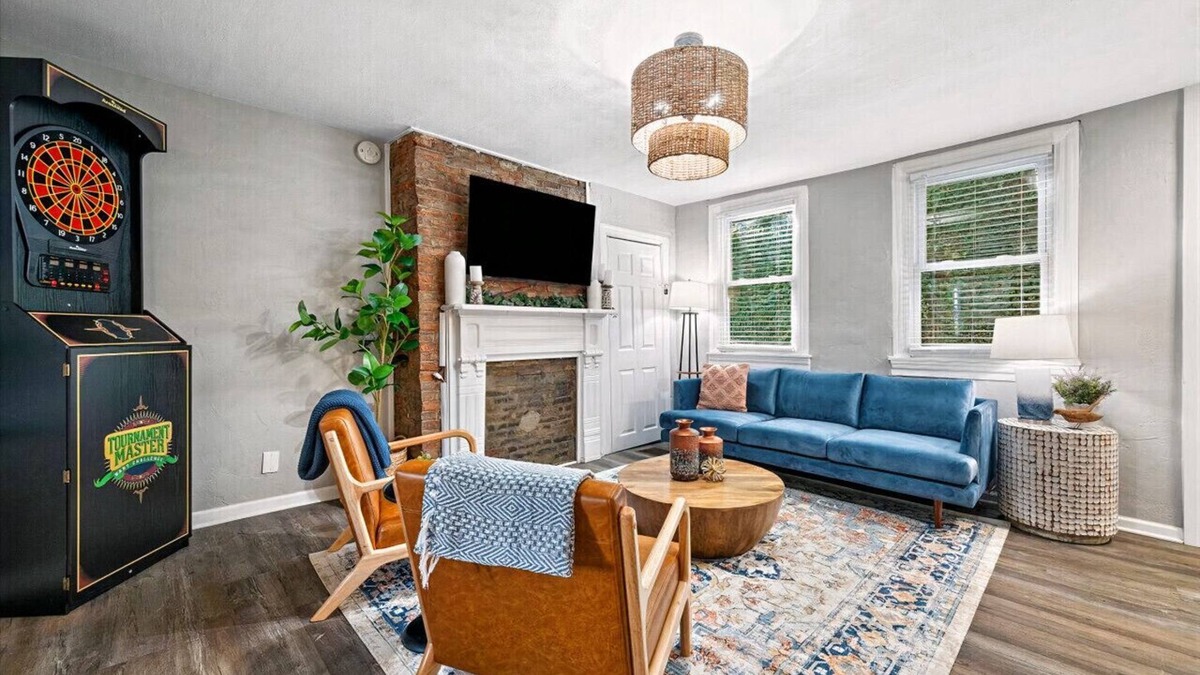 South Side Flats Condo | Cozy Southside Pitt home w/Pool Table +Yard