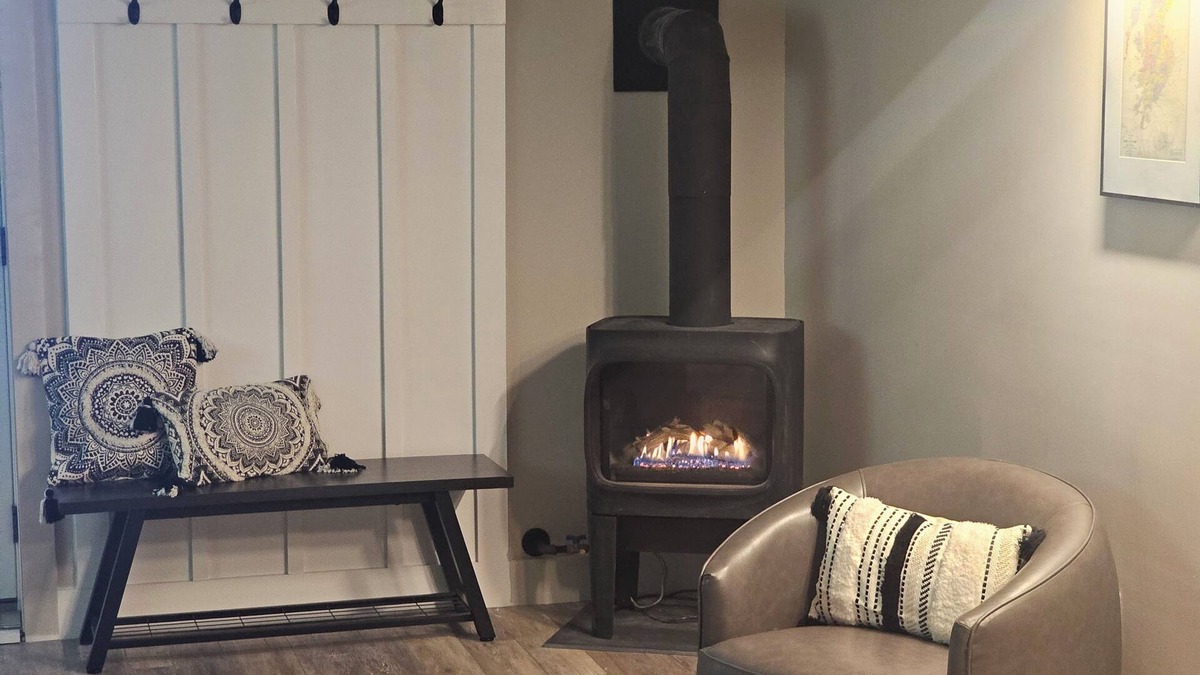 Waterbury Apartment | Cozy spacious 1-bedroom apartment sleeps 3, with AC, walk to town. Near skiing.