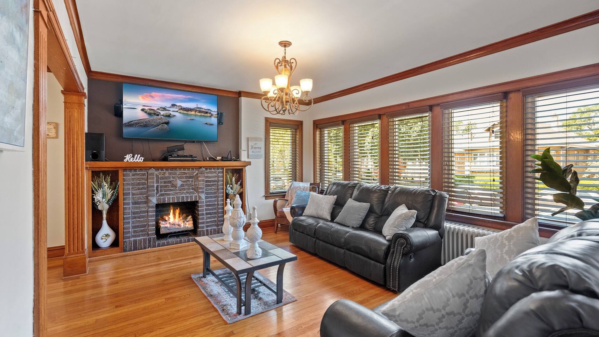 Berwyn House | Cozy & Spacious 2-bedroom Oasis in welcoming Berwyn with WiFi+POOL table