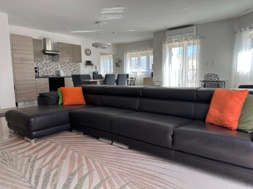 Marsaxlokk House | Cozy, Spacious 3 Bedroom Maisonette, 6 to 9 ppl, 1 min walk from Seafront