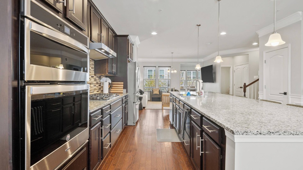Hanover House | Cozy & Spacious 3-Level Modern Townhome Minutes From BWI + Casino