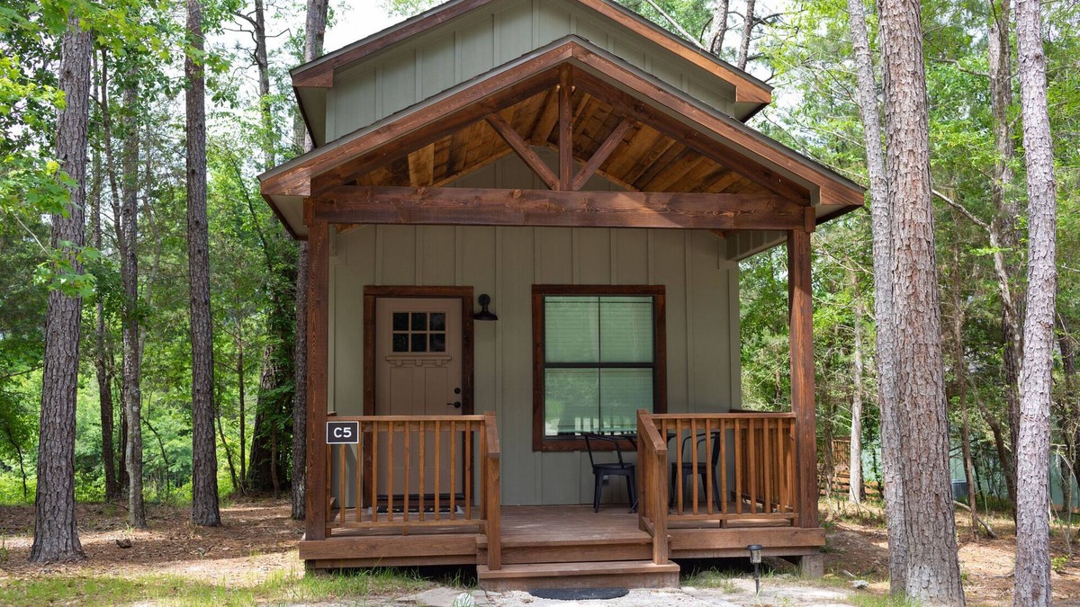 Livingston Cabin | Cozy, Spacious, and Right on the Banks of Rocky Creek, Two Creeks Crossing Resort