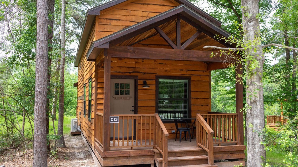 Livingston Cabin | Cozy, Spacious, and Right on the Banks of Rocky Creek, Two Creeks Crossing Resort