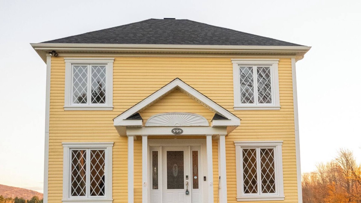 Bromont House | Cozy, spacious farmhouse with a stunning view, 15 mins away from Mont Bromont