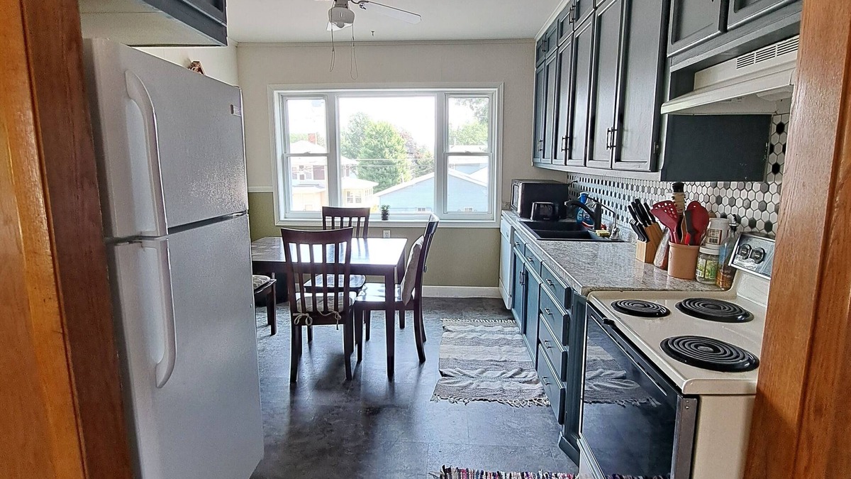 St. Charles Apartment | Cozy/Spacious home near Whitewater State Park!