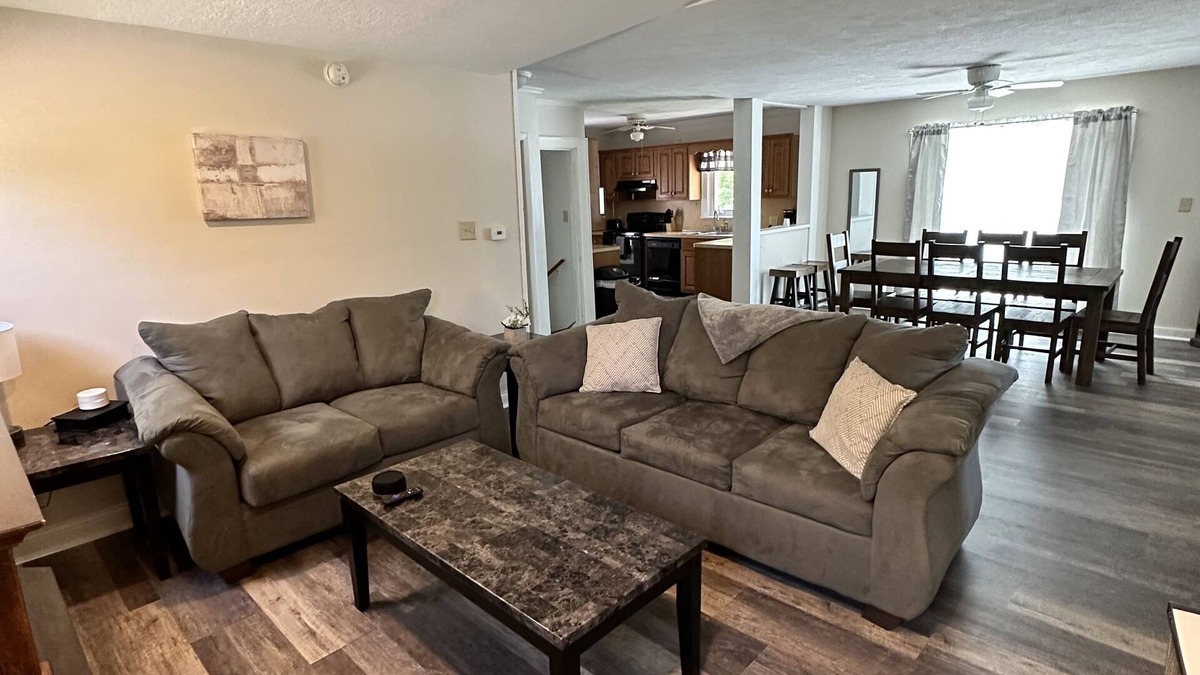 Geneva House | Cozy- SPIRE, Winery Tours, GOTL, Beach