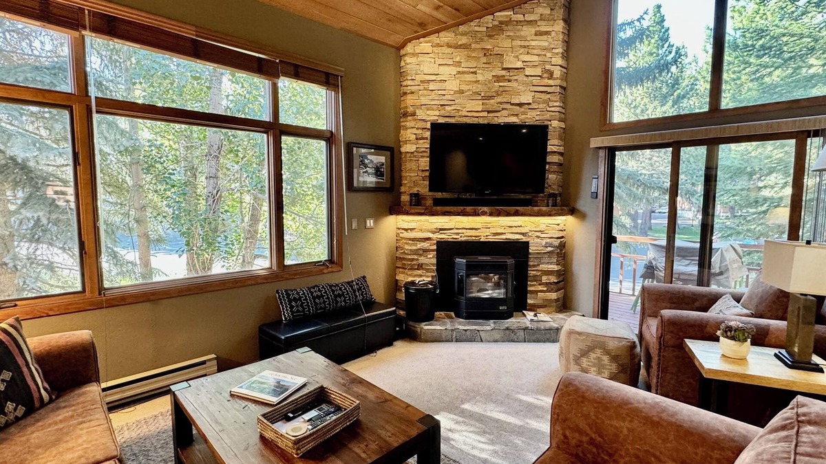Mammoth Lakes House | Cozy, Spotless, Family Friendly - Walk to dining/shops, new remodeled bathrooms