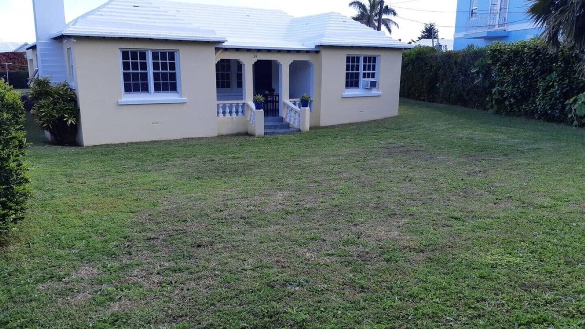 St. George's House | Cozy stand alone cottage with Bermuda Character