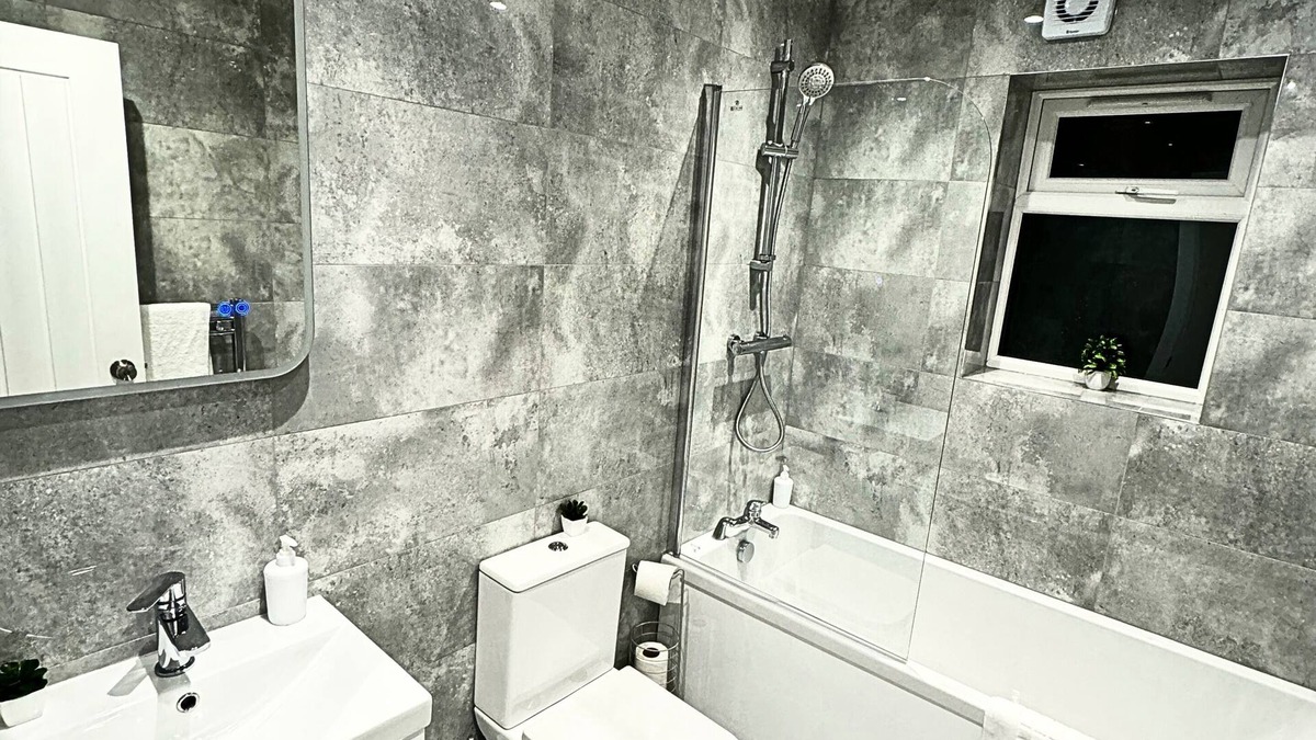 Ashford Apartment | Cozy Stay Near Heathrow Airport with EV Charger